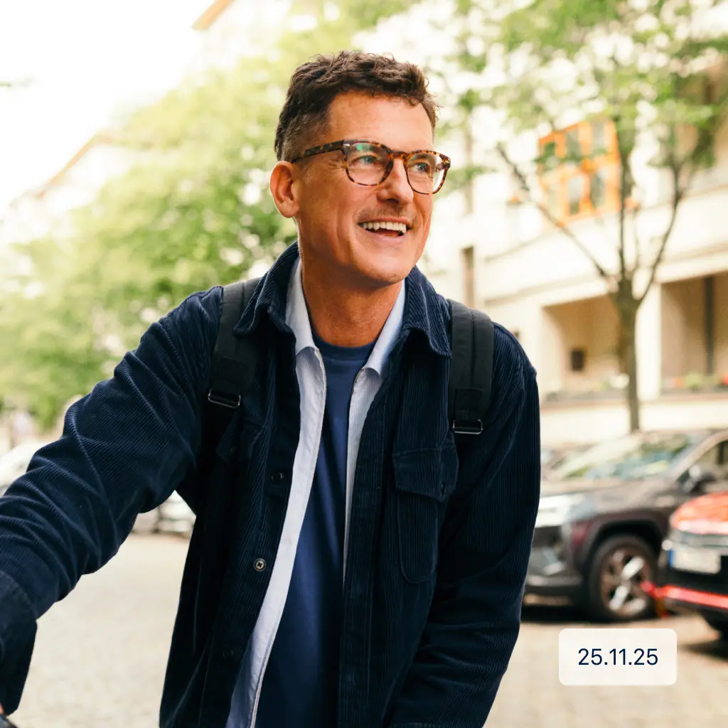 Raisin DE-Blog Startzins Tagesgeldkonto Mann mit einem Smartphone in der Hand.