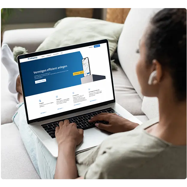 Foto einer Frau, die Raisin auf Ihrem Laptop besucht.